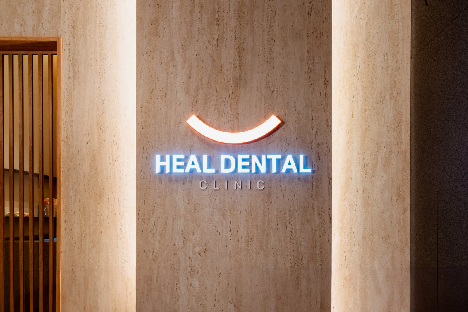HEAL DENTAL CLINIC サイン ロゴ